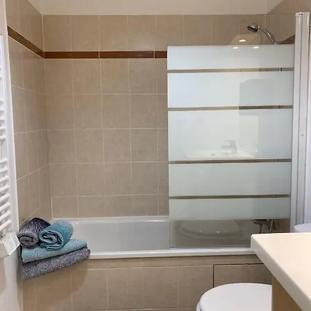 Calme Dans Belle Résidence Avec Piscine • Parking • Wifi Apartamento *